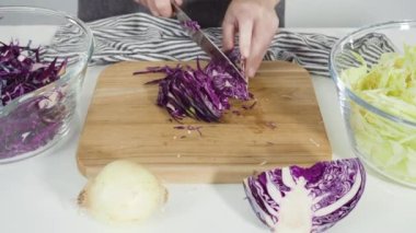 Adım adım. Ağaç kesme tahtasıyla organik lahana doğruyorum..