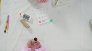 Düz yatıyordu. Adım adım. Kağıttan tek boynuzlu atlar yapmak ve boş tuvalet kağıdı ruloları yapmak..