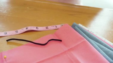 Koronavirüs salgını için dikiş makinesiyle pamuk yüz maskesi dikiyorum..