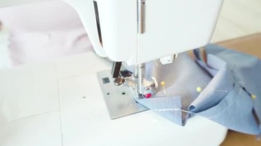 Zaman aşımı. Koronavirüs salgını için dikiş makinesiyle pamuk yüz maskesi dikiyorum..