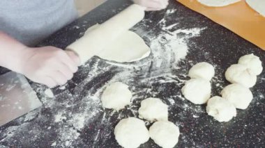 Konut mutfağındaki tezgahın üzerinde ekmek hazırlıyorum..