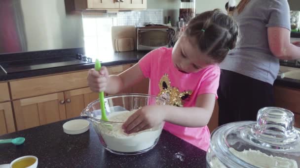Bambina Che Cuoce Pane Piatto Con Sua Madre Cucina — Video Stock