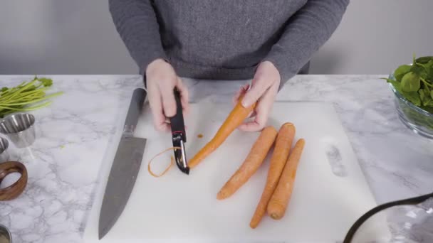 Zaman Aşımı Vejetaryen Fasulye Çorbası Pişirmek Için Sebzeleri Doğramak — Stok video