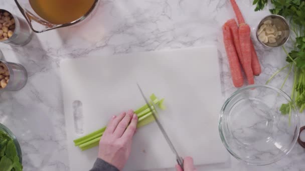 Kruipen Groenten Een Witte Snijplank Vegetarische Witte Bonensoep Koken — Stockvideo