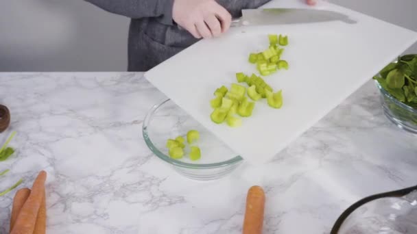 Curring Zöldségek Egy Fehér Vágódeszka Főzni Vegetáriánus Fehér Bableves — Stock videók