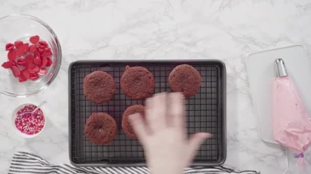 Düz Yatıyordu Adım Adım Kırmızı Kadife Keklerin Üzerine Talyan Tereyağlı — Stok video