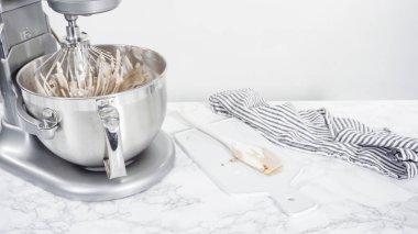 Adım adım. Ayakta duran bir mutfakta ev yapımı çikolatalı dondurma hazırlıyorum..