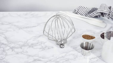 Adım adım. Ev yapımı çikolatalı dondurma yapmak için malzemeler..