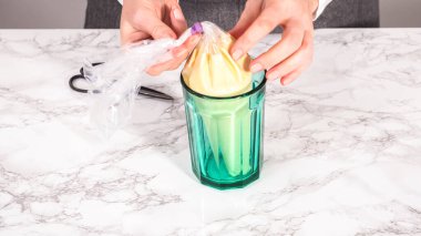 Adım adım. Krep hamurunu küçük bir mısır gevreği hazırlamak için bir torbaya aktarıyorum..