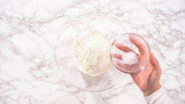 Düz yatıyordu. Adım adım. Mini krep gevreğinin malzemelerini karıştırıyorum..