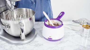 Adım adım. Ayakta duran bir mutfakta ev yapımı çikolatalı dondurma hazırlıyorum..