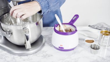 Adım adım. Ayakta duran bir mutfakta ev yapımı çikolatalı dondurma hazırlıyorum..