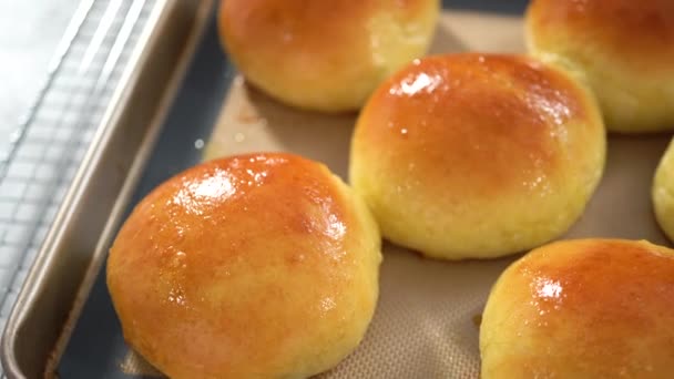 一步一步 用硅胶垫子在烤好的烤好的面包上烤得很新鲜 — 图库视频影像