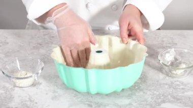 Bitkisel kısaltmalı yağlı kek tavası ve Funfettti Bundt keki pişirmek için un..