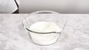 Manzarayı kapat. Fünyeli kek pişirmek için karıştırma kabındaki malzemeleri karıştırıyorum..