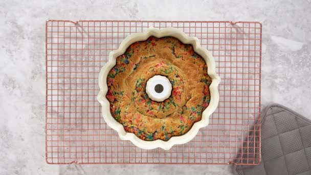 Berbaringlah Menghapus Kue Funfettti Yang Baru Dipanggang Dari Panci Kue — Stok Video