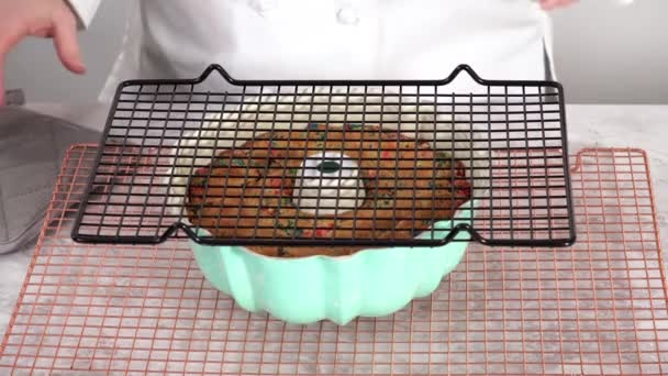 Het Verwijderen Van Vers Gebakken Funfettti Bundt Cake Uit Bundt — Stockvideo