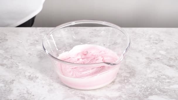 パイピングバッグにピンクのバニラバタークリームのフリストをスクープ — ストック動画