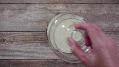 Düz yatıyordu. Ev yapımı mayalı buğday ekmeğini dökme demir Hollanda fırınında pişirmek.