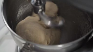 Tarçınlı rulo pişirmek için mutfak malzemelerini karıştırıyorum..