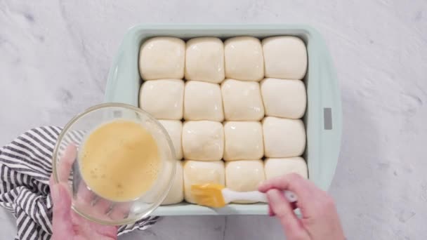 Плоский Лежал Подготовка Булочек Замороженного Теста Сковороде — стоковое видео