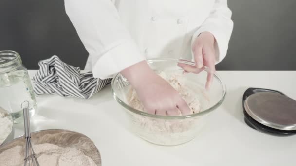 Lavorare Pasta Maglia Mano Cuocere Rotoli Cannella — Video Stock
