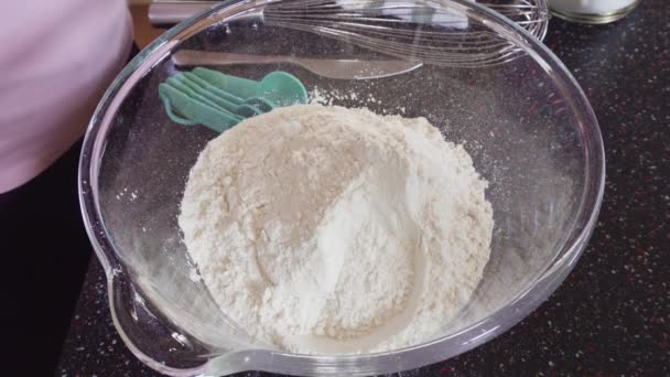 Mencampur Bahan Bahan Dalam Mangkuk Campuran Kaca Untuk Membuat Pancake — Stok Video