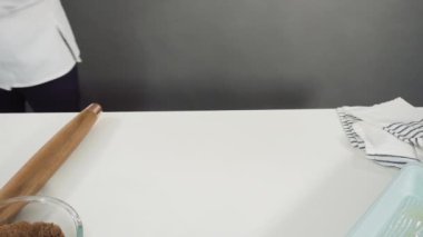 Tarçınlı rulo yapmak için Fransız merdanesiyle yuvarlanan hamurlar..