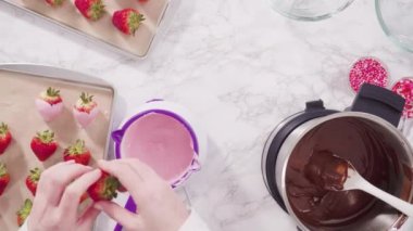 Düz yatıyordu. Adım adım. Erimiş sütlü çikolataya organik çilek daldırmak.