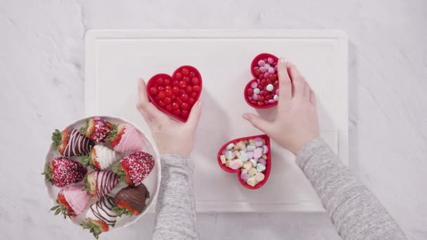 Ležel Krok Krokem Uspořádání Sýrové Desky Bonbóny Sušenkami Valentýna — Stock video