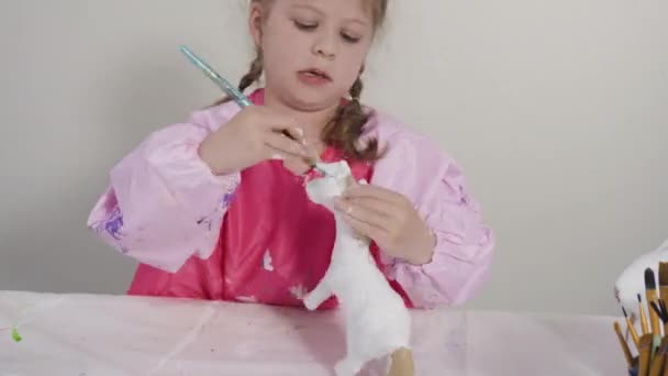 Time Lapse Little Girl Painting Paper Mache Figurine Homeschooling Art — 图库视频影像