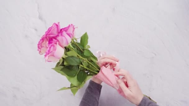 平躺在床上一步一步 花匠用粉红的玫瑰整理花束 — 图库视频影像