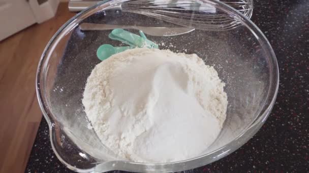 時間の経過 自家製パンケーキを作るためにガラス混合ボウルに成分を混合 — ストック動画