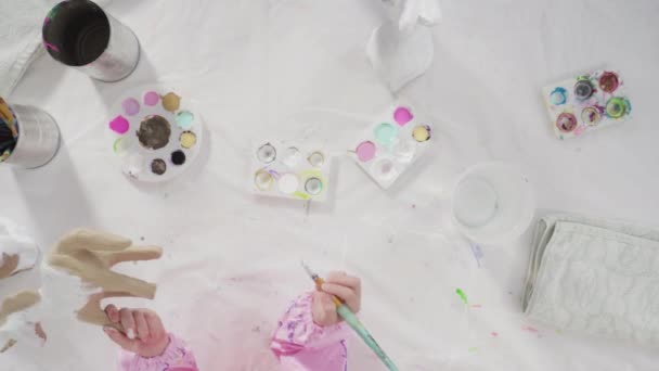 平置きだ 小さな女の子Painting Paper Mache Figureでホームスクールアートクラス — ストック動画