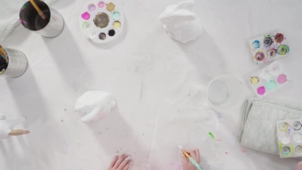 Ležel Dívka Malování Papír Mache Figurka Domácí Výtvarné Třídy — Stock video