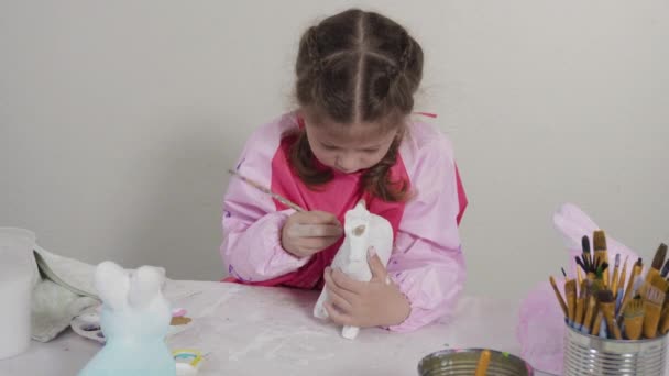 Dziewczynka Maluje Papierową Figurkę Mache Zajęciach Sztuki Domu — Wideo stockowe