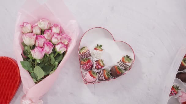 平躺在床上一步一步 一束粉红色的玫瑰和一盒蘸有巧克力的草莓 — 图库视频影像