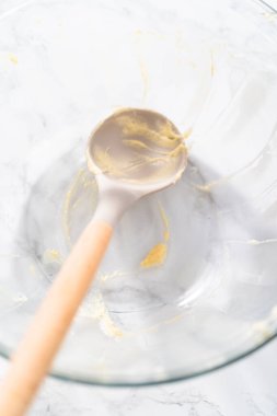 Paskalya ekmeği pişirmek için ekmek hamurunu kağıt kalemin içine karıştırmak..