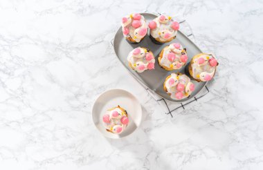 Limon jöleli taze Paskalya ekmeği, serpiştirilmiş ve kuş şeklinde kurabiyelerle süslenmiş..