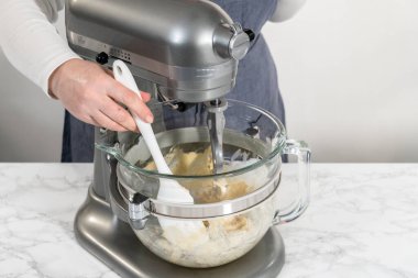 Mini Paskalya ekmeği pişirmek için mutfak mikseri malzemelerini karıştırıyorum..