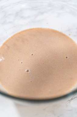 Mini Paskalya ekmeği pişirmek için bardaktaki kuru mayayı aktifleştiriyorum..