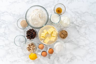 Minik Paskalya ekmeği pişirmek için cam karıştırma kabında ölçülmüş malzemeler..