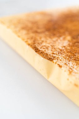 Küçük parçalara ayırmak için tekerlek hamuru kesiciyle eggnog şekerlemesi yapmak.