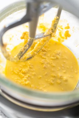 Mini Paskalya ekmeği pişirmek için mutfak mikseri malzemelerini karıştırıyorum..