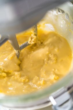 Mini Paskalya ekmeği pişirmek için mutfak mikseri malzemelerini karıştırıyorum..