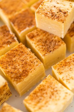 Beyaz bir kesme tahtasındaki ev yapımı yumurta likörü parçaları..