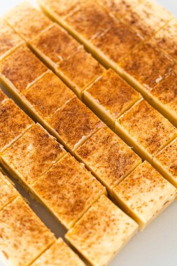 Beyaz bir kesme tahtasındaki ev yapımı yumurta likörü parçaları..