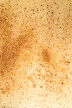 Yumurta likörünü hazırlamak için parşömen kağıdıyla kaplanmış kare peynirli kek tavasına şekerleme dökülüyor..