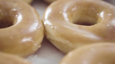 Düz camlı, beyaz bir karton kutuda alınmış çörekler..