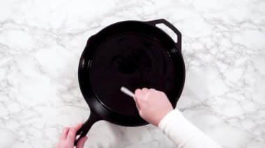 Düz yatıyordu. Ispanak ve jambonlu omlet için mor soğan ve mantar sote..